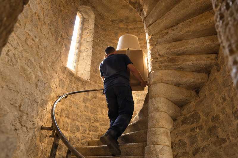 Escalier à vis de maison ancienne : chantier Rue de Faronville