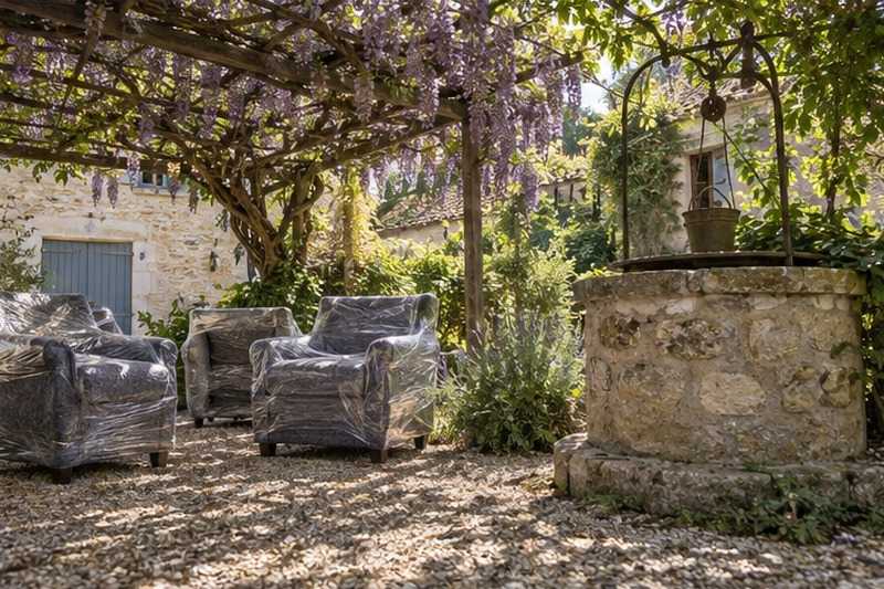 Fauteuils groupés sous une tonnelle : chantier Rue Gambetta
