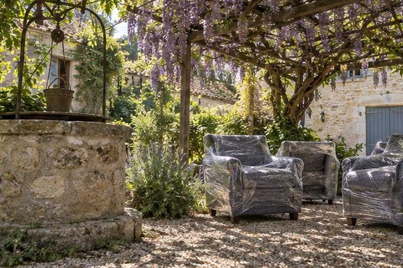 Fauteuils groupés sous une tonnelle : chantier Rue Calmette