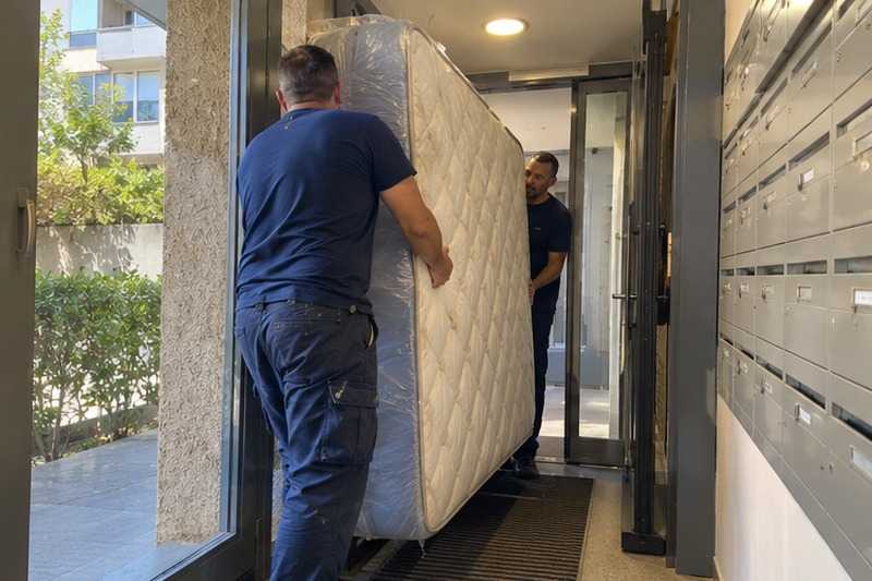 Matelas debout dans le sas : chantier Rue des Canneaux