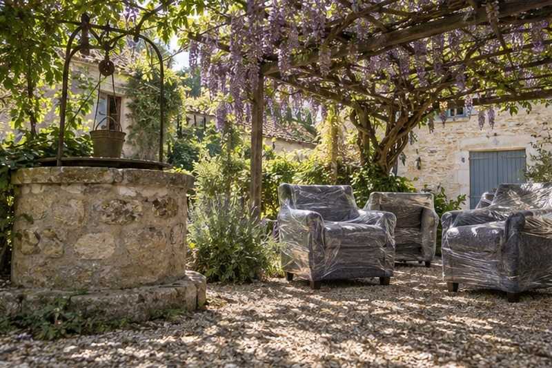Fauteuils groupés sous une tonnelle : chantier Avenue Ampère