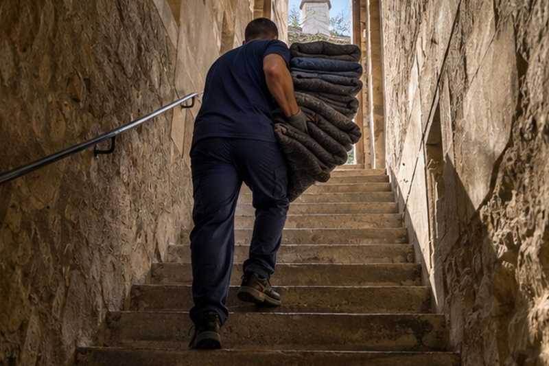 Escalier de service étroit : chantier Rue Blanche de Castille