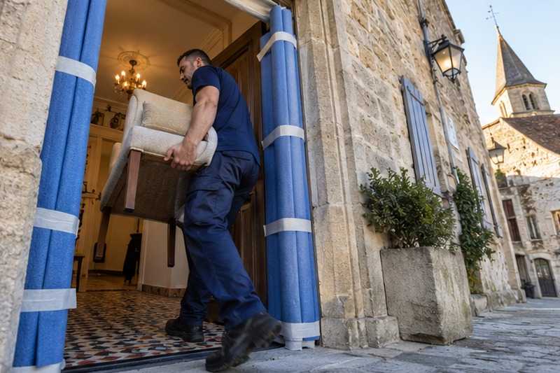 Chambranle garni de mousse : chantier Rue Clovis Moriot
