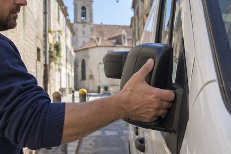 Rétroviseur replié dans une rue étroite : chantier Rue Benjamin Delessert