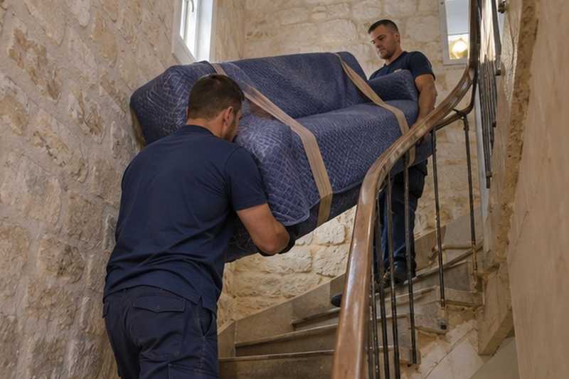 Canapé passé par-dessus la rampe : chantier Rue Cinna