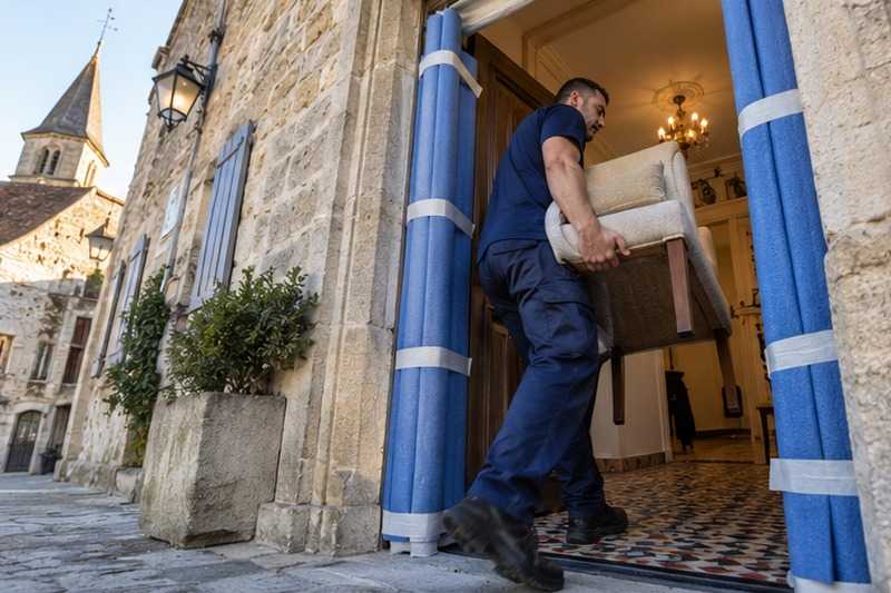 Chambranle garni de mousse : chantier Rue Antheaulme