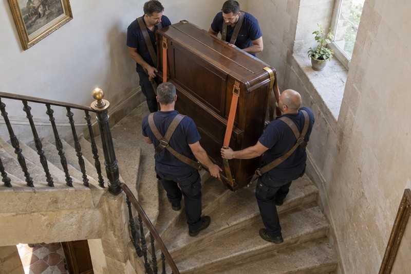 Piano droit descendu à la sangle : chantier Rue de Courquetaine
