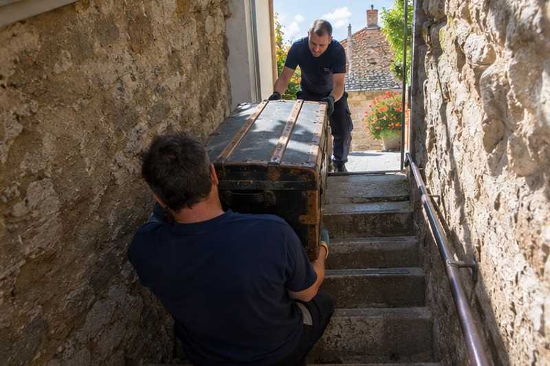 Malle sortie par l’escalier de cave : chantier Rue Berthelot