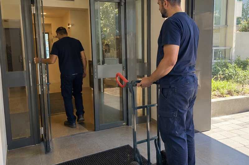 Porte intérieure ouverte par un collègue : chantier Rue de l’Hôtel de Ville
