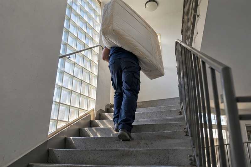 Matelas porté dans la cage d’escalier : chantier Rue de Praslin