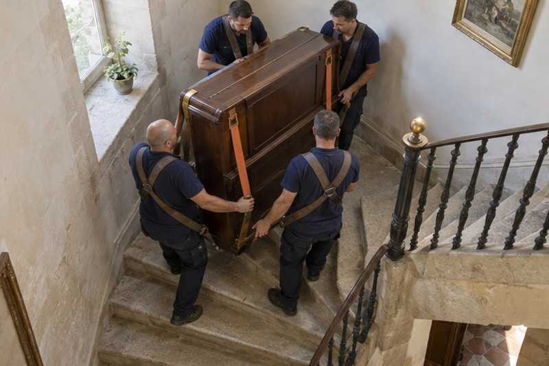 Piano droit descendu à la sangle : chantier Rue Albert Olivieri