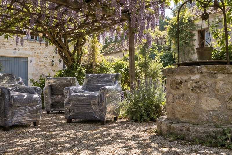 Fauteuils groupés sous une tonnelle : chantier Rue El Ouafi Boughera