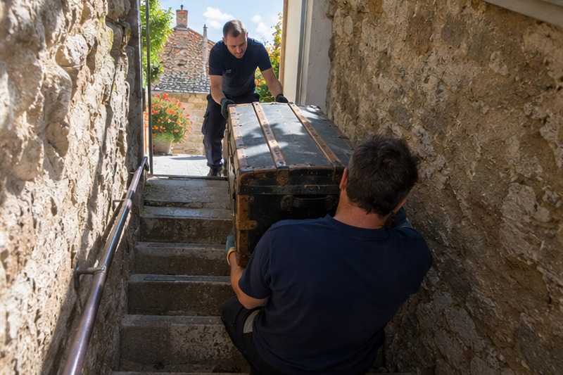 Malle sortie par l’escalier de cave : chantier Rue Adam Salomon
