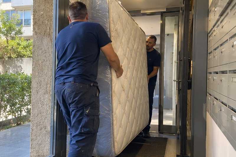 Matelas debout dans le sas : chantier Rue Baudin