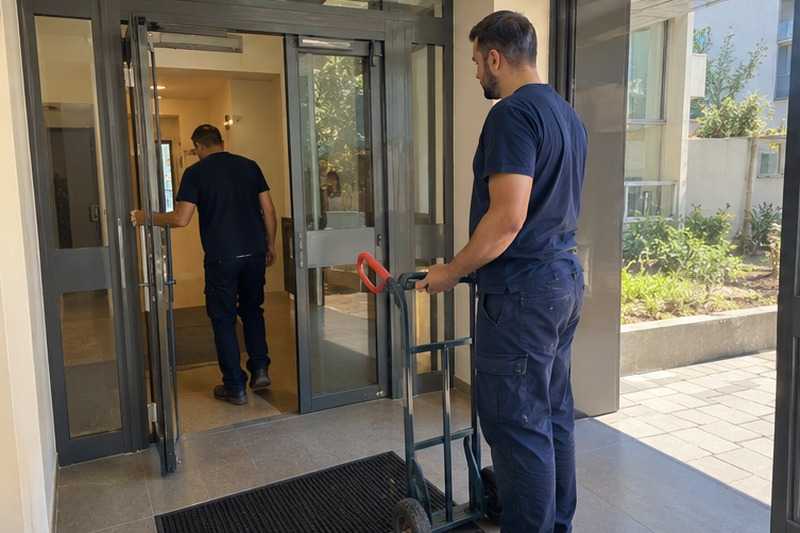 Porte intérieure ouverte par un collègue : chantier Rue de l’Ancien Pavé