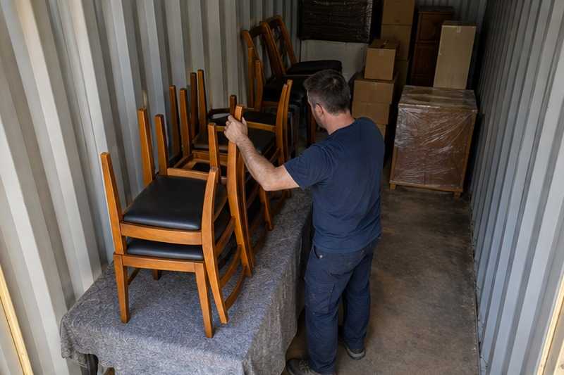 Chaises empilées sur une table protégée : chantier Avenue André Marie Ampère