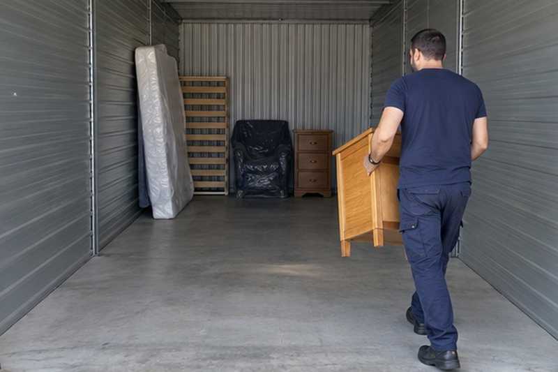 Retrait des derniers meubles du box : chantier Avenue Blaise Pascal