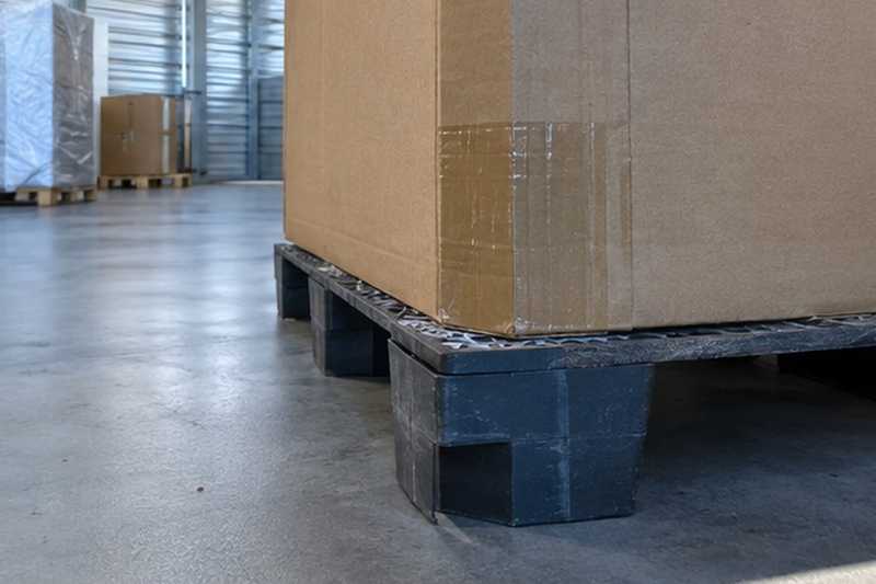 Carton surélevé sur palette plastique