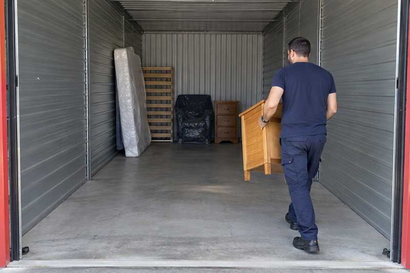 Retrait des derniers meubles du box : chantier Rue Adrien Chatelain