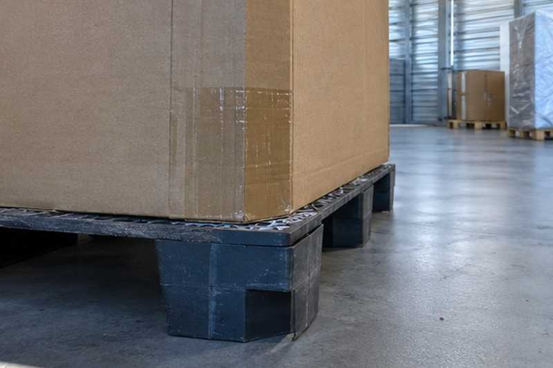 Carton surélevé sur palette plastique : chantier Rue Charles de Gaulle