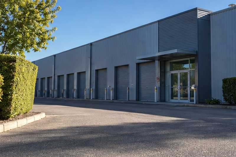 Façade du garde-meuble et parvis dégagé : chantier Rue Aime Bonpland