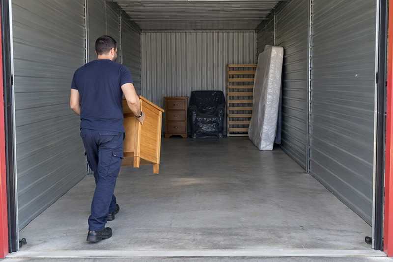 Retrait des derniers meubles du box : chantier Rue Bazard
