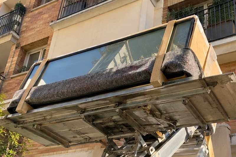 Plateau de verre en caisse sur l’échelle