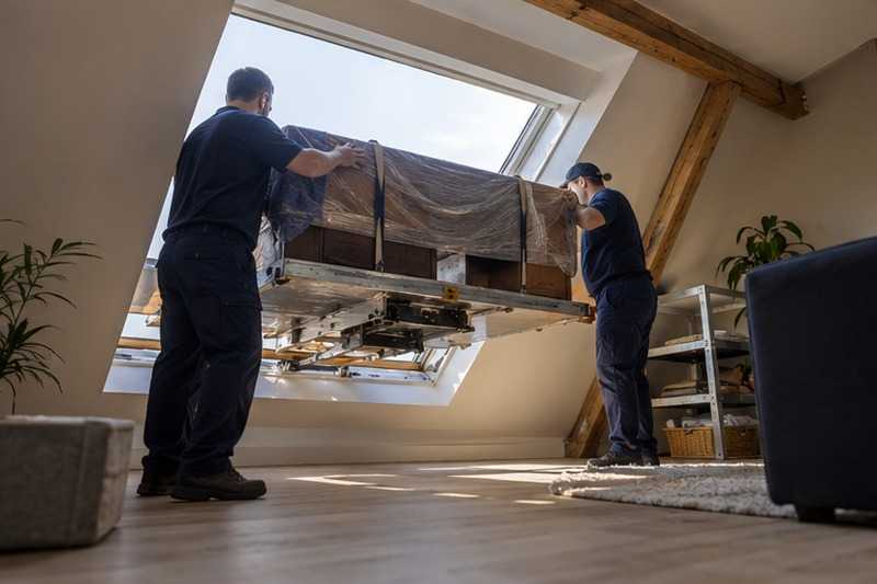 Bureau entré par la fenêtre de toit : chantier Petite Rue Saint-Christophe