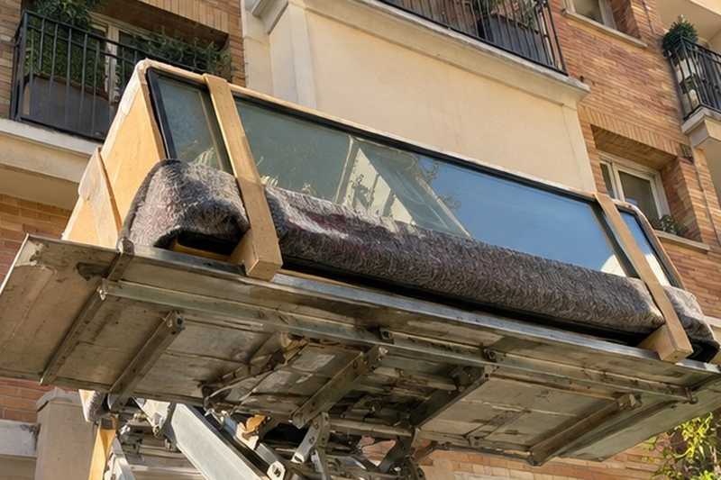 Plateau de verre en caisse sur l’échelle