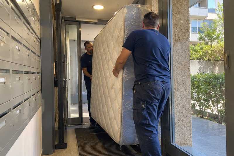 Matelas debout dans le sas : chantier Rue Abélard